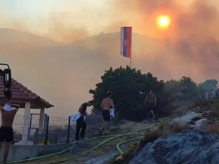 Stihija prijeti Trebinju: Vatra nadomak kuća, mještani i spasilačke službe na terenu