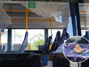 U Srebreniku kamenovan autobus sa djecom koja se vraćala iz Petrova