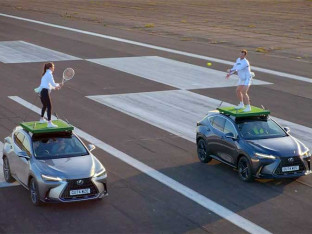 Igrali tenis na krovu automobila u pokretu (VIDEO )