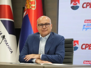 Studenti ispred kuće Miloša Vučevića uzvikivali "Robija" - on im poručio "Pumpate mržnju"