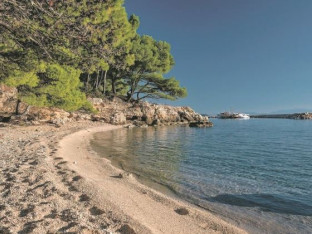 Mostarac umro na plaži, ostavili ga da satima leži ispod suncobrana