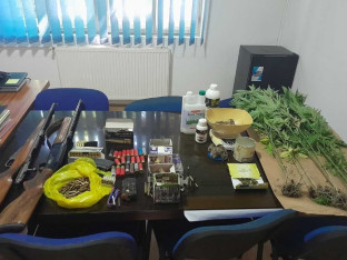 Uhapšen Srpčanin, zaplijenjeni droga i oružje