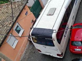 Vozač ugurao autobus sa malom djecom u usku ulicu, pa izlupao i kola