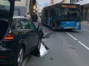 Devetoro povrijeđenih u sudaru automobila i autobusa