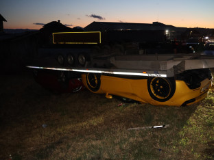 „Ferari“ i „mercedes“ s prikolice završili u kanalu