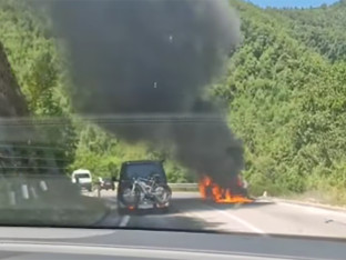 Automobil se zapalio u vožnji! (VIDEO)