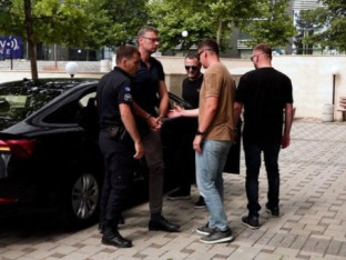 Popović priveden zbog izjava o OVK, sa lisicama doveden u sud u Prištini
