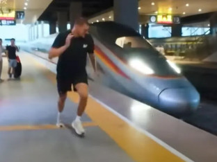 Jokić u trci sa brzim vozom (VIDEO)