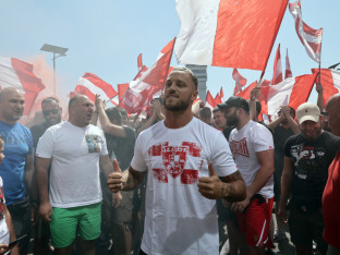 Arnautović stigao u Beograd, dočekan bakljama i poklonom