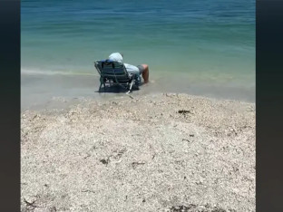 Ostavila muža na plaži, a nakon tri sata zatekla urnebesnu scenu (VIDEO)