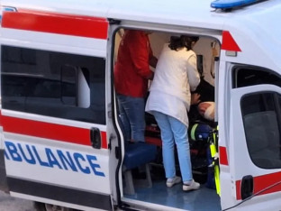 Drama u Beogradu: Auto se prevrnuo nakon sudara, ima zarobljenih u olupini