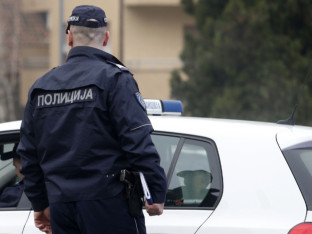 Optužen da je policajce gađao kamenicom