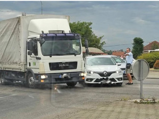 Sudar kamiona i auta u kružnom toku u Banjaluci