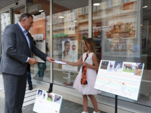 Предсједник Српске подржао Вању која свира виолину за новог терапеутског коња!