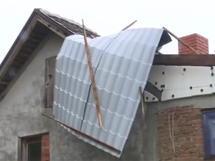 Haos zbog nevremena: Vjetar odnio krov kuće, lomio stabla
