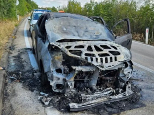 Haos u Mostaru: Izgorio auto, gorilo i rastinje pored puta (VIDEO)