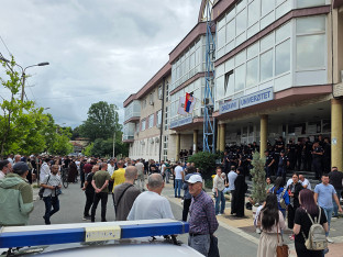 Određen pritvor svim osumnjičenima za napad na policiju u Novom Pazaru