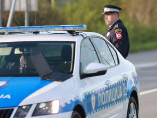 Teška nesreća kod Novog Grada: BMW sletio sa puta, žena teško povrijeđena