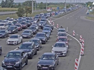 Колона на прелазу Бајаково дуга пет километара