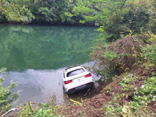 Skupocjeni "mercedes" završio u Vrbasu, intervenisali vatrogasci (FOTO)