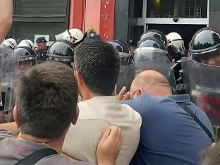 Napeto u Zaječaru: Naguravanje građana i policije (VIDEO)