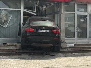 BMW-om uletio u banku u Tesliću (FOTO)