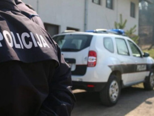 Nasrnuo na dva policajca demolirao pritvorsku prostoriju