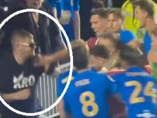 Navijač utrčao na teren i fizički nasrnuo na pomoćnog sudiju