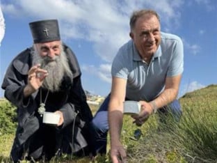 Dodik sa patrijarhom brao borovnice na Jahorini (VIDEO)