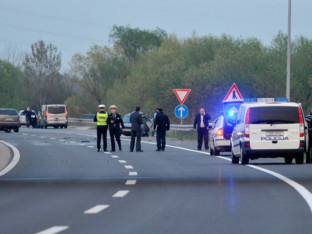 Teška saobraćajna nesreća: Sudar cisterne i automobila, jedna osoba poginula