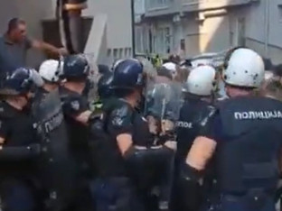 Sukob na blokadi ispred suda u Novom Pazaru, intervenisala policija (VIDEO)