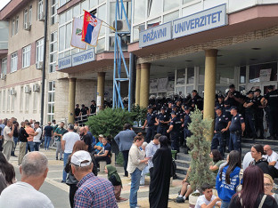 Napeto u Novom Pazaru: Došlo do naguravanja, policija potisnula okupljene