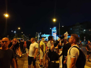 Haotično u Novom Sadu, sukob pristalica SNS i građana (VIDEO)