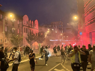 U neredima u Novom Sadu povrijeđen policajac (VIDEO)