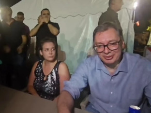 Demonstranti pred Pionirskim parkom, u Ćacilendu i Vučić
