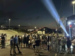 Prekinut Karleušin koncert: Publike nije bilo, samo demonstranti koji su je izviždali
