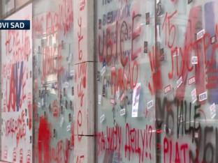 U Novom Sadu napadnute prostorije SNS i PS