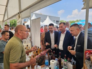 Otvoren sajam šljive, voćnih rakija i meda