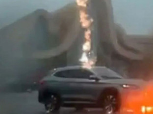 Kad grom tri puta udari u električni automobil (VIDEO)