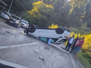 Teška nesreća u Banjaluci, automobil završio na krovu