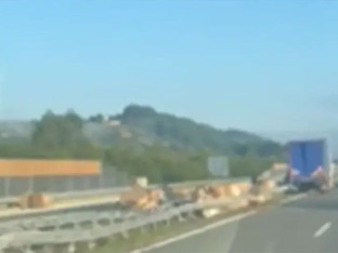 Nezgoda na auto-putu "9. januar": Prosuo se teret iz kamiona (VIDEO)