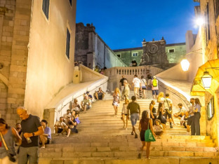 Najavljene kazne za sjedenje - koliko košta trenutak odmora u Dubrovniku?