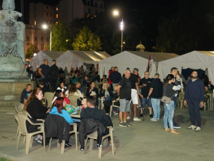 SNS nastavlja okupljanja ispred Narodne skupštine