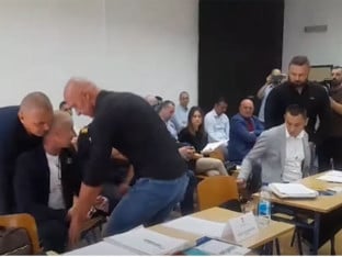 Obezbjeđenje iznijelo odbornike opozicije (VIDEO)