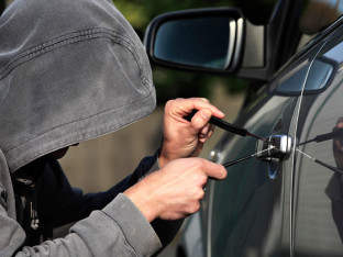 Grupa tinejdžera ukrala dva automobila