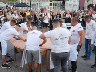 Napravljena ogromna leskovačka pljeskavica teška 90 kg! (FOTO)
