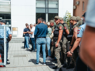 Održano ročište ocu i sinu koji su tukli policajce