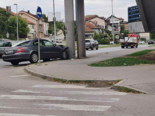 Saobraćajna nezgoda u Banjaluci: Automobil se zakucao u stub nadvožnjaka