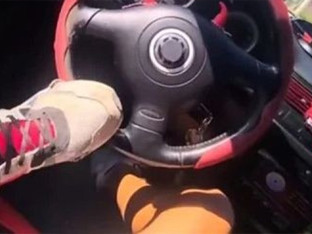 Uhapšen jer je automobil vozio nogom!