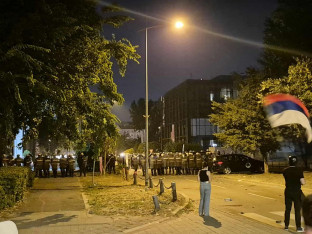Sukobi policije i građana na više lokacija u Novom Sadu